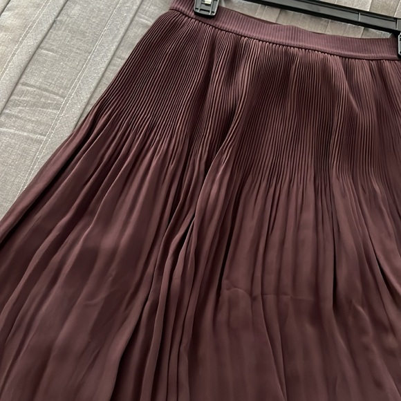 H&M Women’s Pleated Skirt - Picture 3 of 5